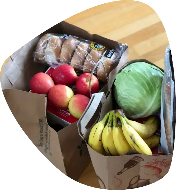 aide-alimentaire-fruits-legumes-passerelle Sacs de courses contenant fruits et légumes pour une distribution alimentaire à Angers par l’association Passerelle