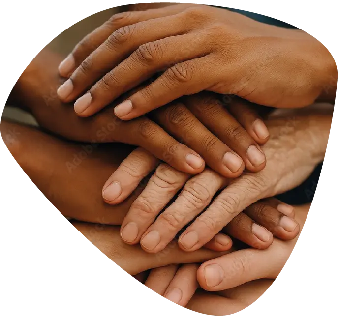 Mains de personnes de tous âges et origines superposées pour représenter la solidarité et l’inclusion