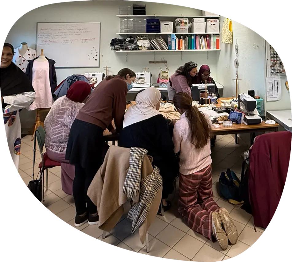 Atelier couture collectif animé par l’association Passerelle