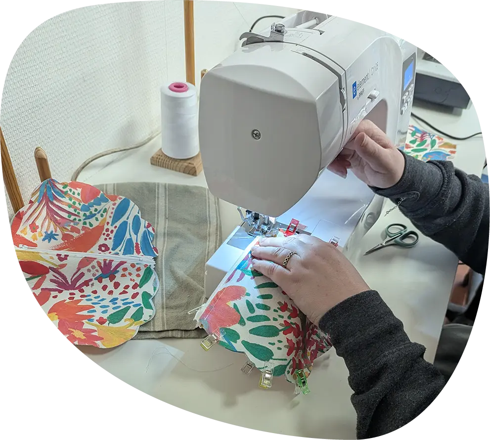 Création textile à la machine à coudre dans l’atelier couture de l’association Passerelle