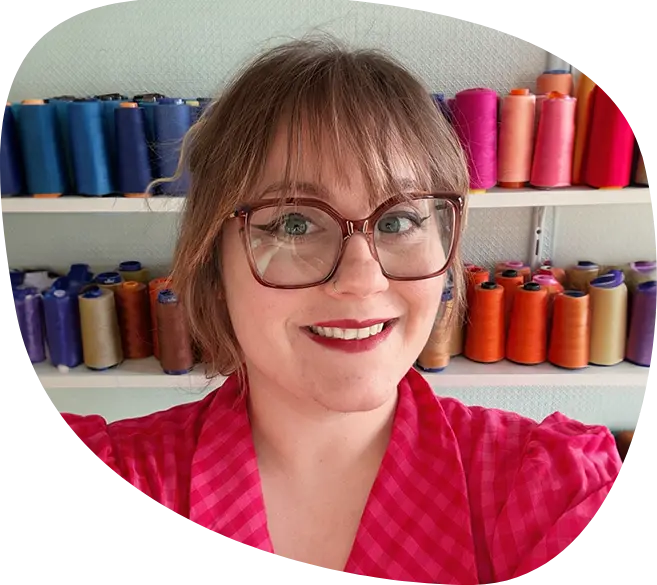 Portrait d’Emma Buffet, animatrice couture de l’association Passerelle