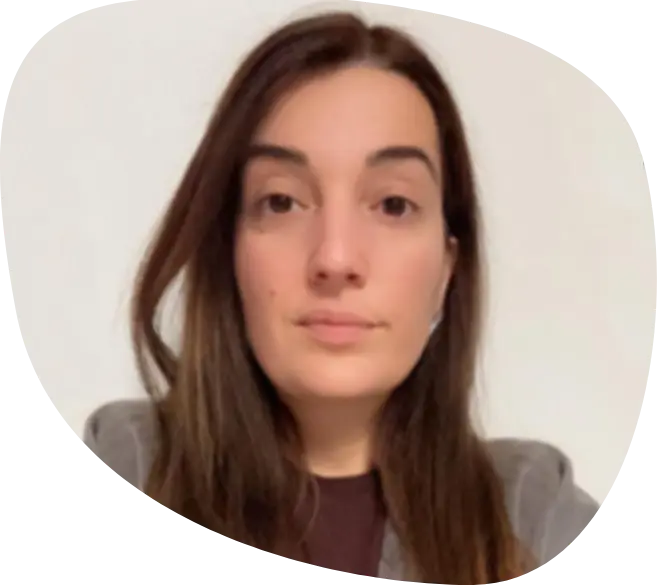 Portrait de Lina Bourgeus, chargée d’accueil de l’association Passerelle